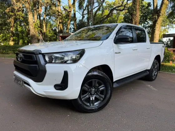 TOYOTA HILUX 2.8 D-4D TURBO DIESEL CD SR 4X4 AUTOMÁTICO