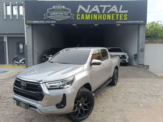 TOYOTA HILUX 2.8 D-4D TURBO DIESEL CD SRX 4X4 AUTOMÁTICO TOYOTA HILUX 2.8 D-4D TURBO DIESEL CD SRX 4X4 AUTOMÁTICO