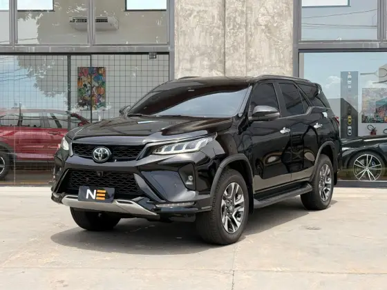 TOYOTA HILUX SW4 2.8 D-4D TURBO DIESEL DIAMOND 7L 4X4 AUTOMÁTICO