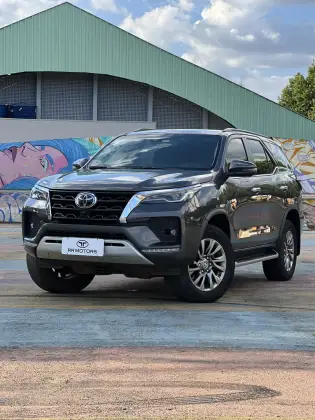 TOYOTA HILUX SW4 2.8 D-4D TURBO DIESEL SRX 7L 4X4 AUTOMÁTICO TOYOTA HILUX SW4 2.8 D-4D TURBO DIESEL SRX 7L 4X4 AUTOMÁTICO