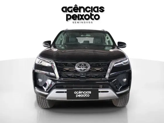 TOYOTA HILUX SW4 2.8 D-4D TURBO DIESEL SRX 7L 4X4 AUTOMÁTICO TOYOTA HILUX SW4 2.8 D-4D TURBO DIESEL SRX 7L 4X4 AUTOMÁTICO