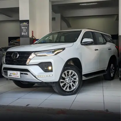 TOYOTA HILUX SW4 2.8 D-4D TURBO DIESEL SRX 7L 4X4 AUTOMÁTICO