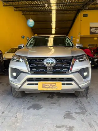 TOYOTA HILUX SW4 2.8 D-4D TURBO DIESEL SRX 7L 4X4 AUTOMÁTICO TOYOTA HILUX SW4 2.8 D-4D TURBO DIESEL SRX 7L 4X4 AUTOMÁTICO