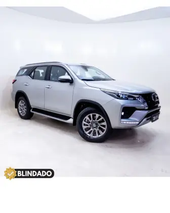 TOYOTA HILUX SW4 2.8 D-4D TURBO DIESEL SRX 7L 4X4 AUTOMÁTICO TOYOTA HILUX SW4 2.8 D-4D TURBO DIESEL SRX 7L 4X4 AUTOMÁTICO