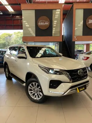 TOYOTA HILUX SW4 2.8 D-4D TURBO DIESEL SRX 7L 4X4 AUTOMÁTICO