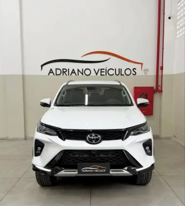 TOYOTA HILUX SW4 2.8 D-4D TURBO DIESEL SRX PLATINUM 7L 4X4 AUTOMÁTICO TOYOTA HILUX SW4 2.8 D-4D TURBO DIESEL SRX PLATINUM 7L 4X4 AUTOMÁTICO