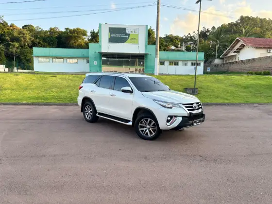 TOYOTA HILUX SW4 2.8 SRX 4X4 16V TURBO INTERCOOLER DIESEL 4P AUTOMÁTICO