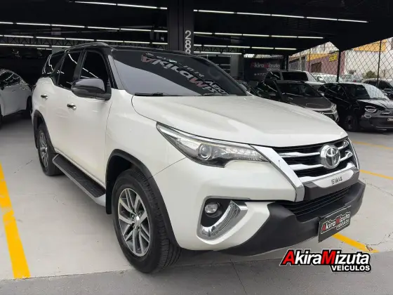 TOYOTA HILUX SW4 2.8 SRX 4X4 7 LUGARES 16V TURBO INTERCOOLER DIESEL 4P AUTOMÁTICO