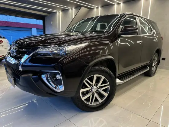 TOYOTA HILUX SW4 2.8 SRX 4X4 7 LUGARES 16V TURBO INTERCOOLER DIESEL 4P AUTOMÁTICO TOYOTA HILUX SW4 2.8 SRX 4X4 7 LUGARES 16V TURBO INTERCOOLER DIESEL 4P AUTOMÁTICO