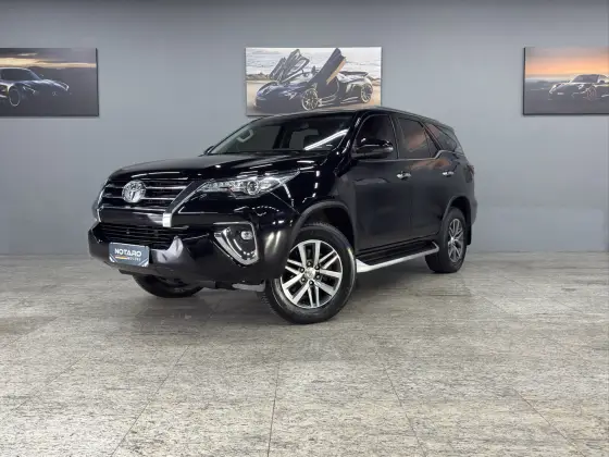 TOYOTA HILUX SW4 2.8 SRX 4X4 7 LUGARES 16V TURBO INTERCOOLER DIESEL 4P AUTOMÁTICO