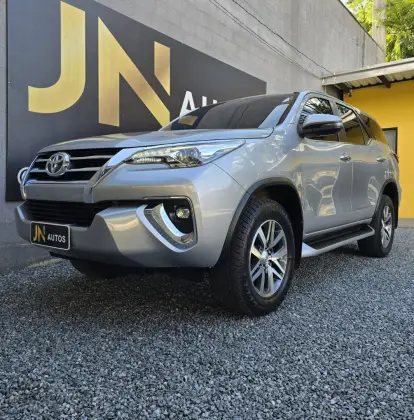 TOYOTA HILUX SW4 2.8 SRX 4X4 7 LUGARES 16V TURBO INTERCOOLER DIESEL 4P AUTOMÁTICO