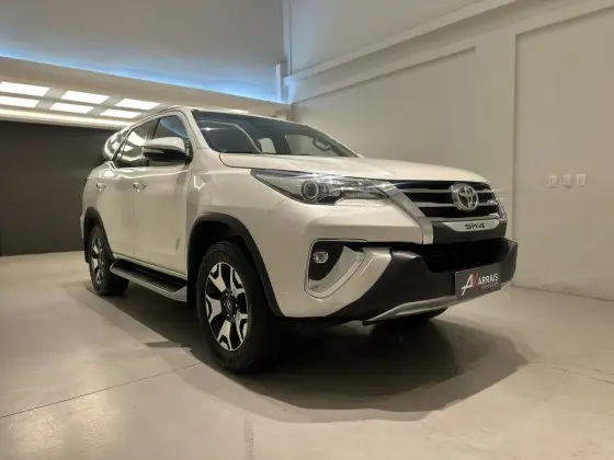 TOYOTA HILUX SW4 2.8 SRX 4X4 7 LUGARES 16V TURBO INTERCOOLER DIESEL 4P AUTOMÁTICO