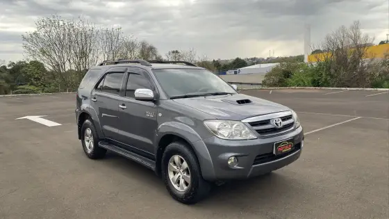 TOYOTA HILUX SW4 3.0 SRV 4X4 16V TURBO INTERCOOLER DIESEL 4P AUTOMÁTICO TOYOTA HILUX SW4 3.0 SRV 4X4 16V TURBO INTERCOOLER DIESEL 4P AUTOMÁTICO
