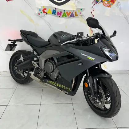 TRIUMPH DAYTONA 660 