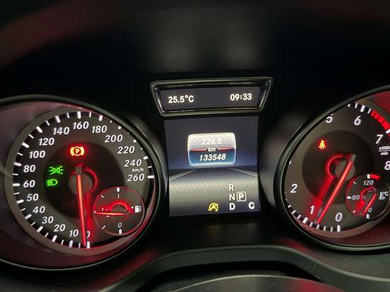MERCEDES-BENZ-GLA 200-2016
