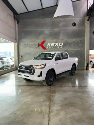 TOYOTA HILUX 2.8 D-4D TURBO DIESEL CD SR 4X4 AUTOMÁTICO TOYOTA HILUX 2.8 D-4D TURBO DIESEL CD SR 4X4 AUTOMÁTICO