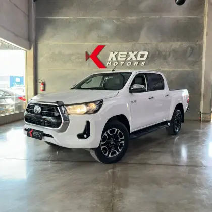 TOYOTA HILUX 2.8 D-4D TURBO DIESEL CD SRV 4X4 AUTOMÁTICO TOYOTA HILUX 2.8 D-4D TURBO DIESEL CD SRV 4X4 AUTOMÁTICO
