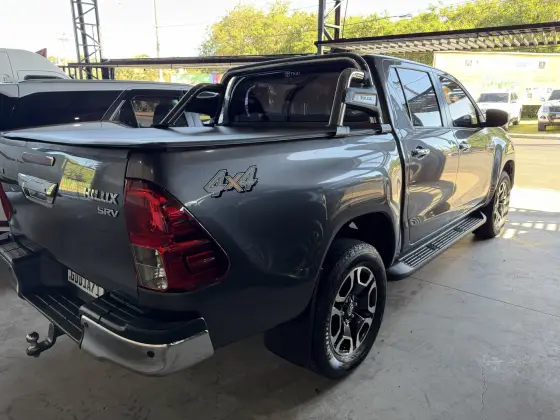 TOYOTA HILUX 2.8 D-4D TURBO DIESEL CD SRV 4X4 AUTOMÁTICO TOYOTA HILUX 2.8 D-4D TURBO DIESEL CD SRV 4X4 AUTOMÁTICO