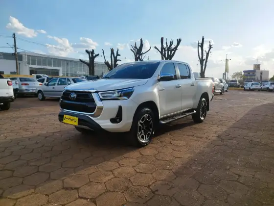 TOYOTA HILUX 2.8 D-4D TURBO DIESEL CD SRX 4X4 AUTOMÁTICO