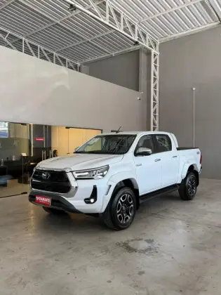 TOYOTA HILUX 2.8 D-4D TURBO DIESEL CD SRX PLUS 4X4 AUTOMÁTICO TOYOTA HILUX 2.8 D-4D TURBO DIESEL CD SRX PLUS 4X4 AUTOMÁTICO