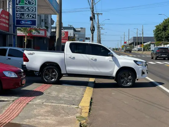 TOYOTA HILUX 2.8 SR 4X4 CD 16V DIESEL 4P AUTOMÁTICO