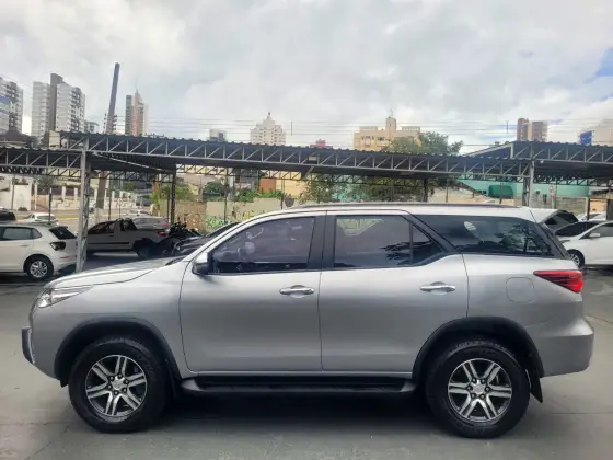 TOYOTA HILUX SW4 2.7 SRV 7 LUGARES 4X2 16V FLEX 4P AUTOMÁTICO