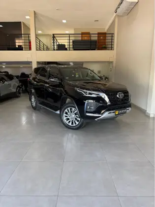 TOYOTA HILUX SW4 2.8 D-4D TURBO DIESEL SRX 7L 4X4 AUTOMÁTICO