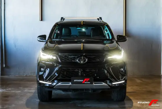 TOYOTA HILUX SW4 2.8 D-4D TURBO DIESEL SRX PLATINUM 7L 4X4 AUTOMÁTICO TOYOTA HILUX SW4 2.8 D-4D TURBO DIESEL SRX PLATINUM 7L 4X4 AUTOMÁTICO