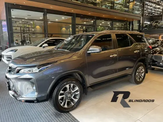 TOYOTA HILUX SW4 2.8 D-4D TURBO DIESEL SRX PLATINUM 7L 4X4 AUTOMÁTICO