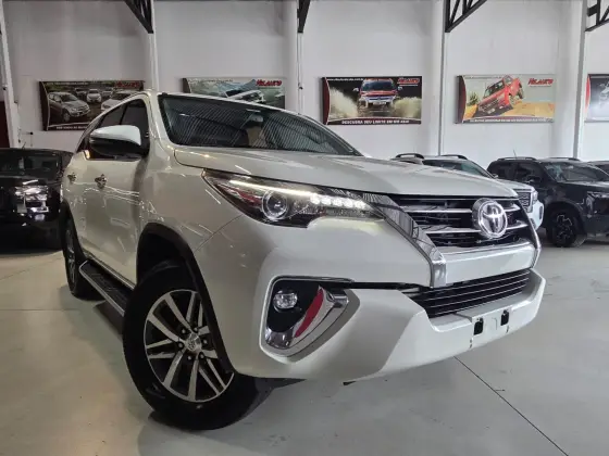 TOYOTA HILUX SW4 2.8 SRX 4X4 7 LUGARES 16V TURBO INTERCOOLER DIESEL 4P AUTOMÁTICO TOYOTA HILUX SW4 2.8 SRX 4X4 7 LUGARES 16V TURBO INTERCOOLER DIESEL 4P AUTOMÁTICO
