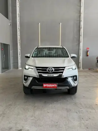 TOYOTA HILUX SW4 2.8 SRX DIAMOND 4X4 7 LUGARES 16V TURBO INTERCOOLER DIESEL 4P AUTOMÁTICO