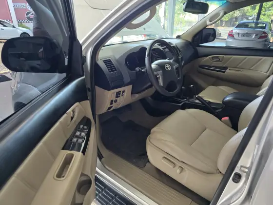 TOYOTA HILUX SW4 3.0 SRV 4X4 7 LUGARES 16V TURBO INTERCOOLER DIESEL 4P AUTOMÁTICO