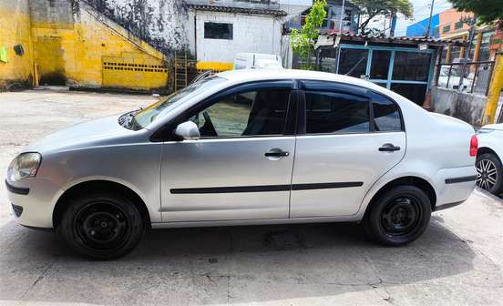 VOLKSWAGEN-POLO SEDAN-2009