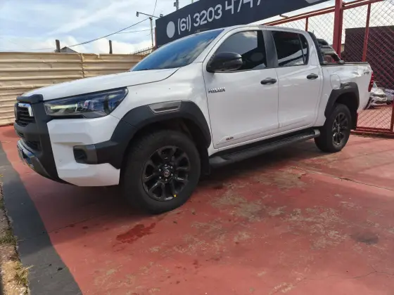 TOYOTA HILUX 2.8 D-4D TURBO DIESEL CD CONQUEST 4X4 AUTOMÁTICO