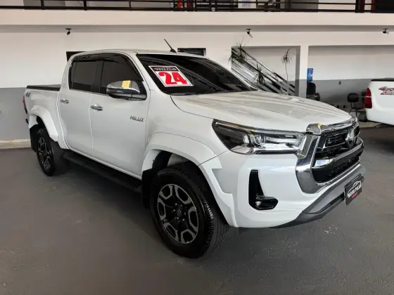 TOYOTA HILUX 2.8 D-4D TURBO DIESEL CD SRX PLUS 4X4 AUTOMÁTICO