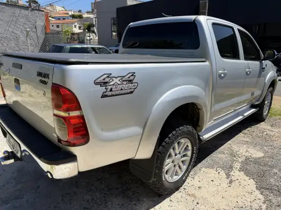 TOYOTA-HILUX-2011