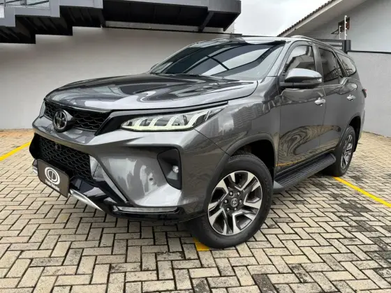 TOYOTA HILUX SW4 2.8 D-4D TURBO DIESEL DIAMOND 7L 4X4 AUTOMÁTICO