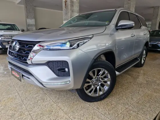 TOYOTA HILUX SW4 2.8 D-4D TURBO DIESEL SRX 7L 4X4 AUTOMÁTICO