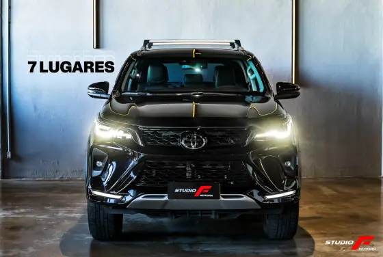 TOYOTA HILUX SW4 2.8 D-4D TURBO DIESEL SRX PLATINUM 7L 4X4 AUTOMÁTICO