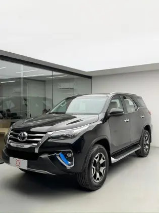 TOYOTA HILUX SW4 2.8 SRX DIAMOND 4X4 7 LUGARES 16V TURBO INTERCOOLER DIESEL 4P AUTOMÁTICO