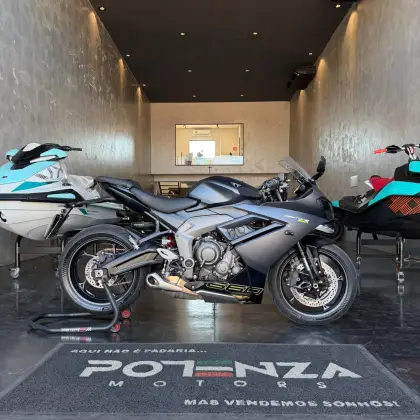 TRIUMPH DAYTONA 660 