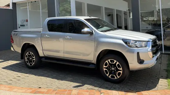 TOYOTA HILUX 2.8 D-4D TURBO DIESEL CD SRV 4X4 AUTOMÁTICO