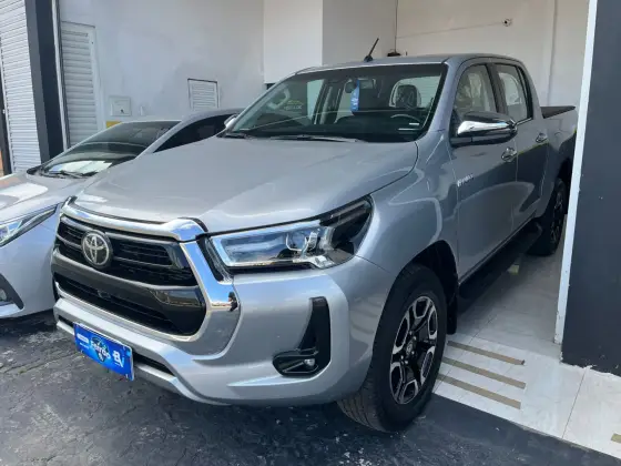 TOYOTA HILUX 2.8 D-4D TURBO DIESEL CD SRX 4X4 AUTOMÁTICO