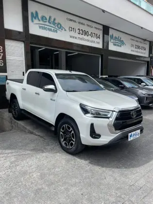 TOYOTA HILUX 2.8 D-4D TURBO DIESEL CD SRX 4X4 AUTOMÁTICO