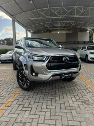 TOYOTA HILUX 2.8 D-4D TURBO DIESEL CD SRX PLUS 4X4 AUTOMÁTICO