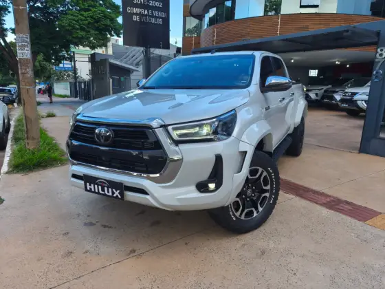 TOYOTA HILUX 2.8 D-4D TURBO DIESEL CD SRX PLUS 4X4 AUTOMÁTICO