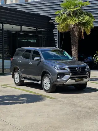 TOYOTA HILUX SW4 2.8 D-4D TURBO DIESEL SRX 7L 4X4 AUTOMÁTICO
