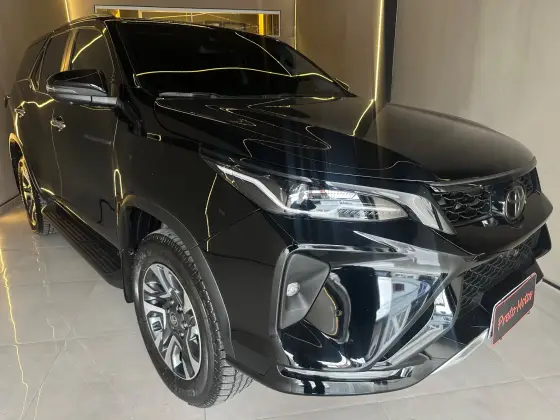 TOYOTA HILUX SW4 2.8 D-4D TURBO DIESEL SRX PLATINUM 7L 4X4 AUTOMÁTICO