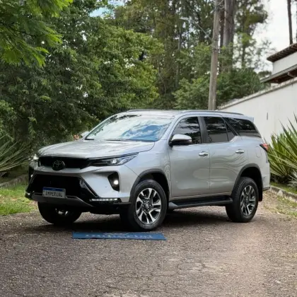 TOYOTA HILUX SW4 2.8 D-4D TURBO DIESEL SRX PLATINUM 7L 4X4 AUTOMÁTICO