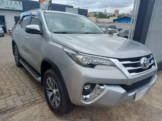 TOYOTA HILUX SW4 2.8 SRX 4X4 7 LUGARES 16V TURBO INTERCOOLER DIESEL 4P AUTOMÁTICO
